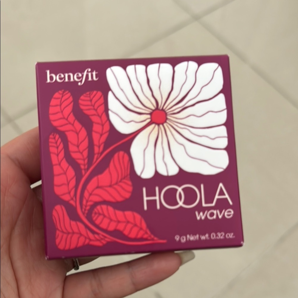 Benefit Hoola Wave Bronzer in Red and White